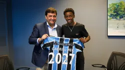 Gabriel Mec, atacante do Grêmio assinando contrato profissional (Foto: Angelo Pieretti / Grêmio)