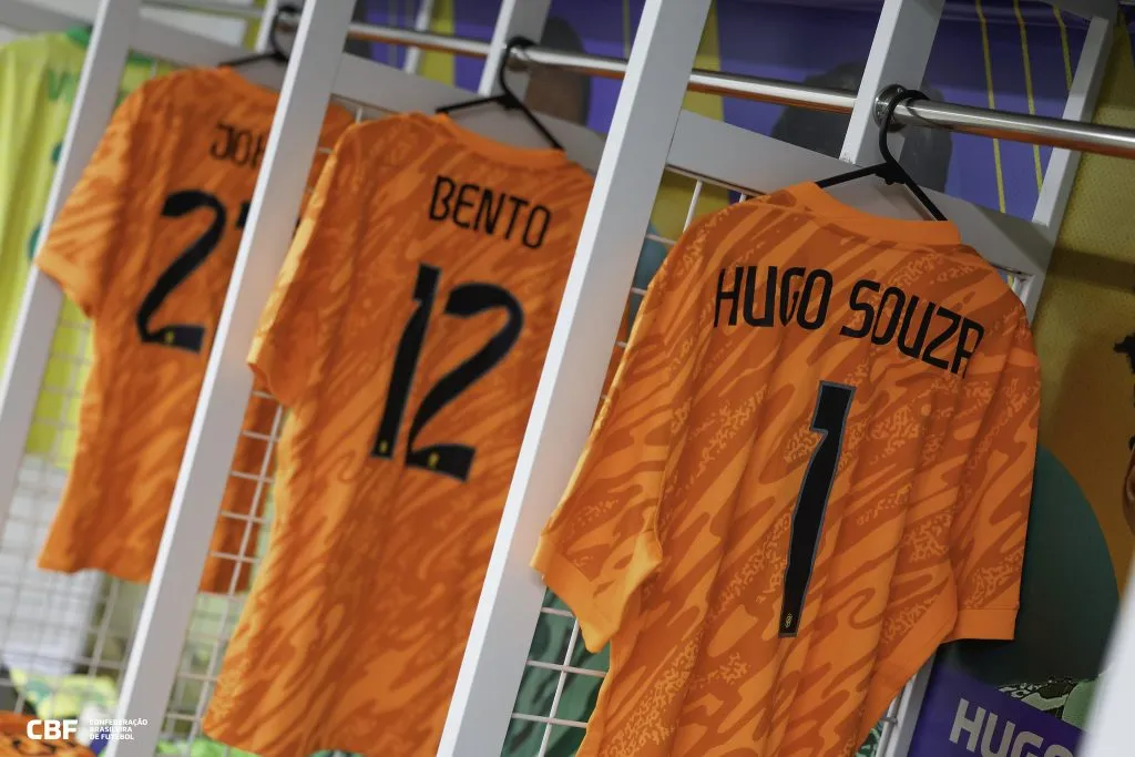 Hugo Souza e Bento, chamados por Ancelotti nesta Data FIFA, já tomaram 3 gols em um mesmo jogo pela Seleção – Foto: Rafael Ribeiro/CBF