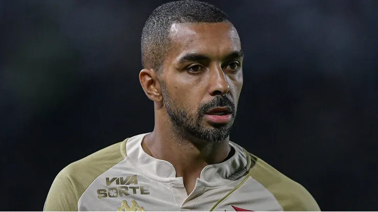 Vasco vê crescer assédio sobre Paulo Henrique, mas lateral não pensa em sair.
