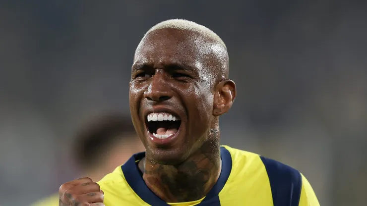 - Talisca comemorando gol com a camisa do Fenerbahçe