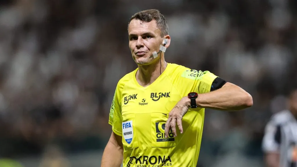 O arbitro Paulo Cesar Zanovelli no clássico. Foto: Gilson Lobo/AGIF