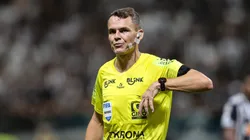 O arbitro Paulo Cesar Zanovelli no clássico. Foto: Gilson Lobo/AGIF