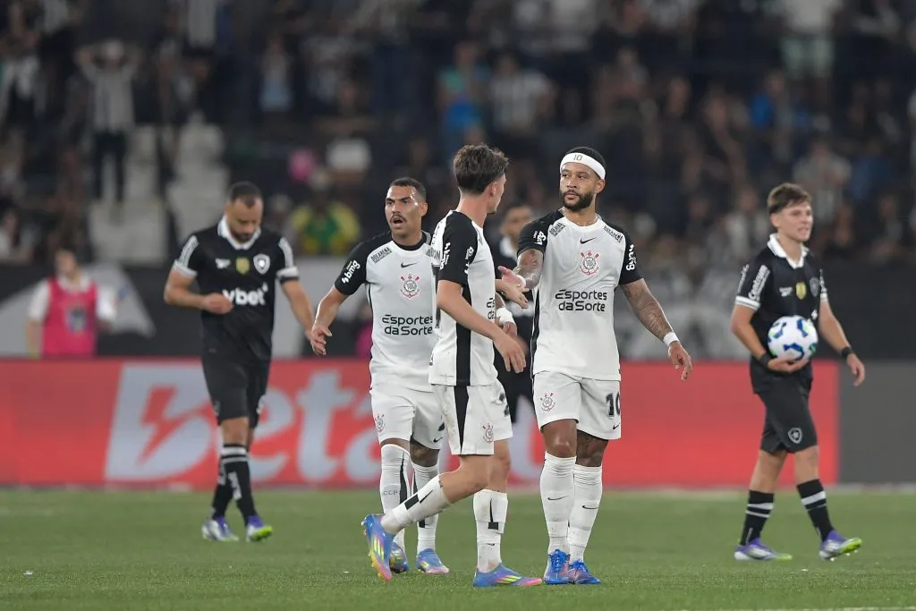 Memphis Depay jogador do Corinthians comemora seu gol durante partida contra o Botafogo no estadio Engenhao pelo campeonato Brasileiro A 2025. Foto: Thiago Ribeiro/AGIF