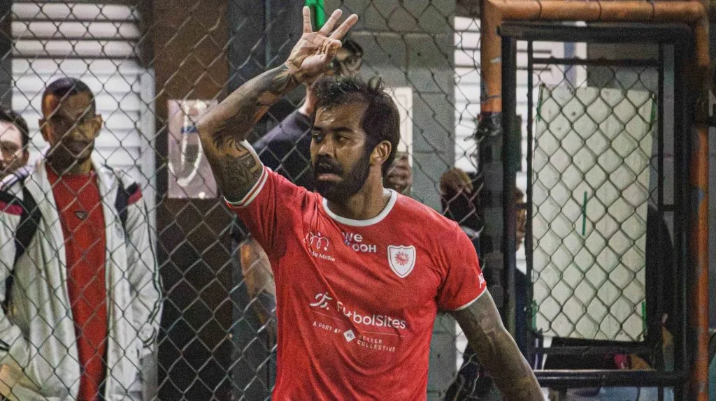 Luis Kusuke, comemora seu Hat-Trick na vitória da PUBLICIS por 4 a 0 sobre a AFRICA – Foto: Gabriel Reinehr/Better Collective