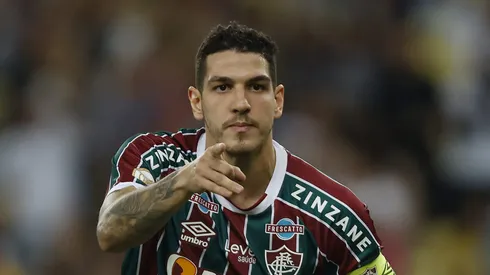 - Nino com a camisa do Fluminense