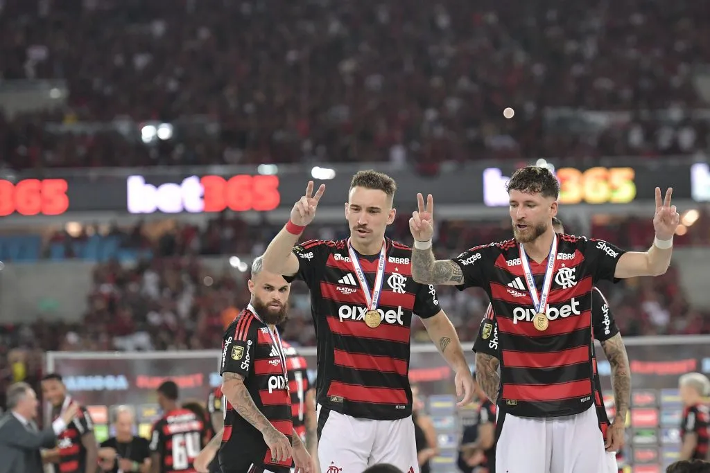 Leo Pereira e Leo Ortiz Jogadores do Flamengo comemoram titulo de campeao apos partida contra o Fluminense no estadio Maracana pela decisao do campeonato Carioca 2025. Foto: Thiago Ribeiro/AGIF