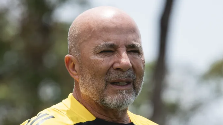 Sampaoli durante treinamento na Cidade do Galo