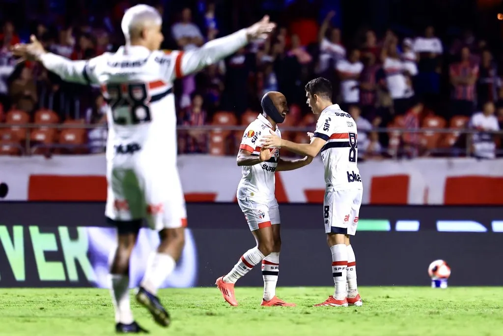Lucas jogador do Sao Paulo comemora seu gol com Oscar jogador da sua equipe durante partida contra o Corinthians no estadio Morumbi pelo campeonato Paulista 2025. Foto: Marcello Zambrana/AGIF