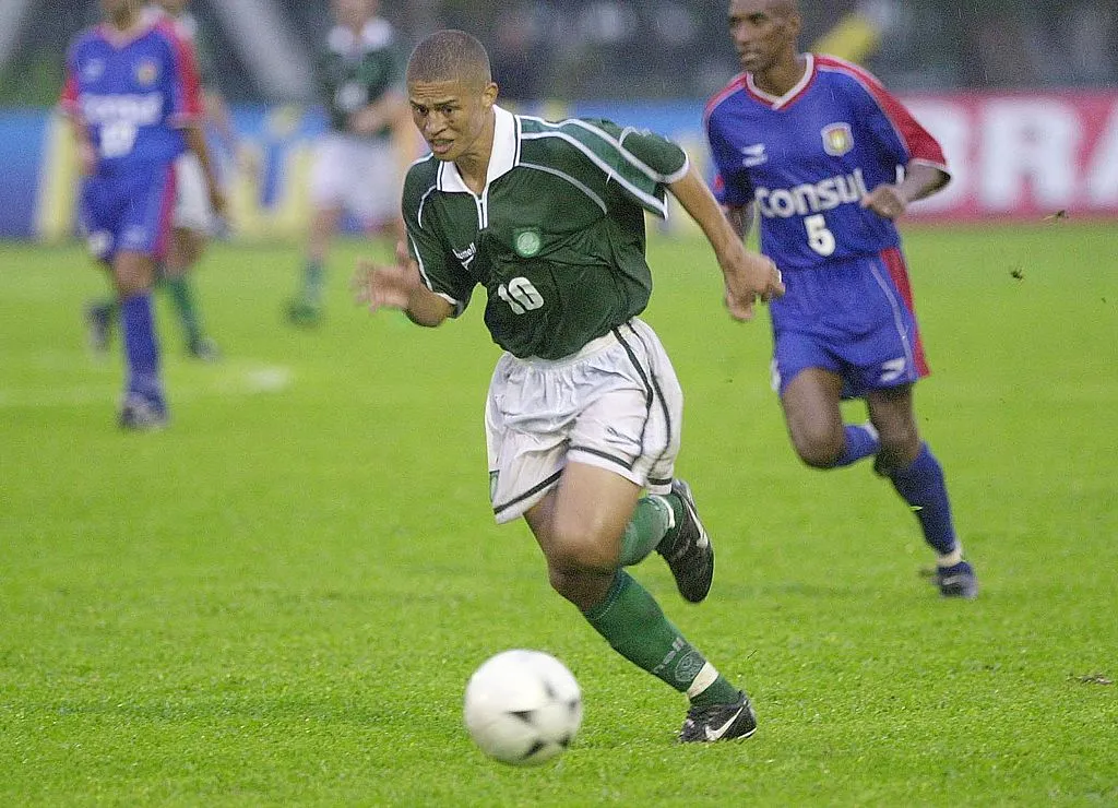 Alex foi um dos melhores meio campistas que atuou no Brasil nos anos 2000. Foto: DIGITAL IMAGE Mandatory Credit: Allsport UK/ALLSPORT