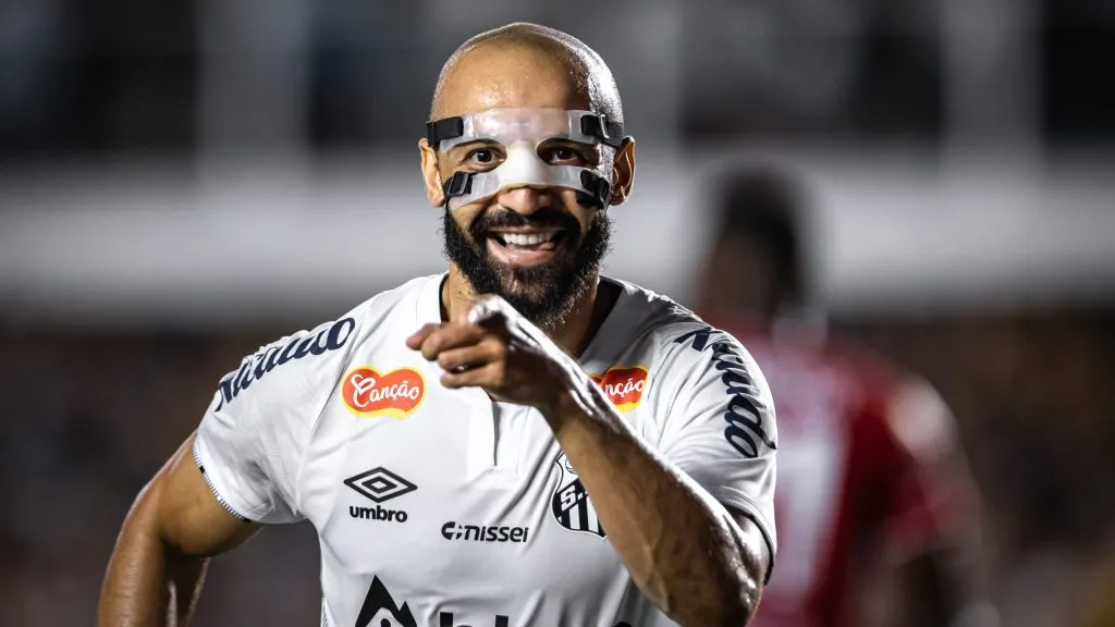 Thaciano em ação pelo Peixe. O meia vai ficar de for do Clássico – Foto: Abner Dourado/AGIF