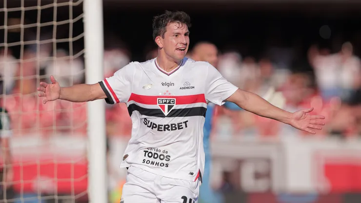 SP - SAO PAULO - 05/10/2025 - BRASILEIRO A 2025, SAO PAULO X PALMEIRAS - Tapia jogador do Sao Paulo comemora seu gol durante partida contra o Palmeiras no estadio Morumbi pelo campeonato Brasileiro A 2025. Foto: Ettore Chiereguini/AGIF