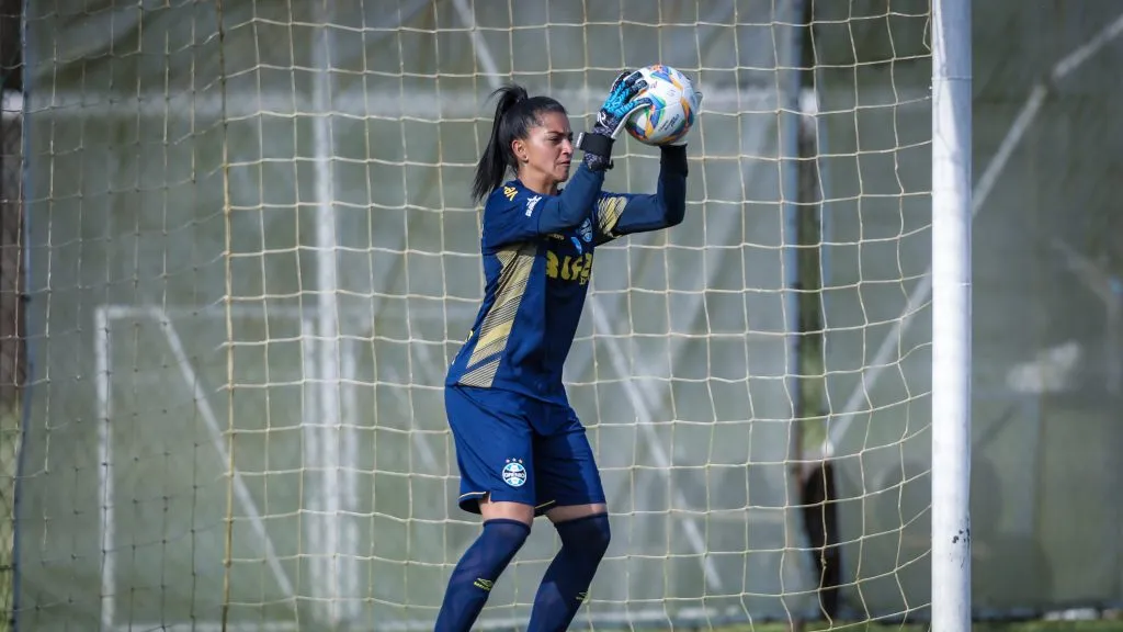Goleira Raíssa do Grêmio em treinamento