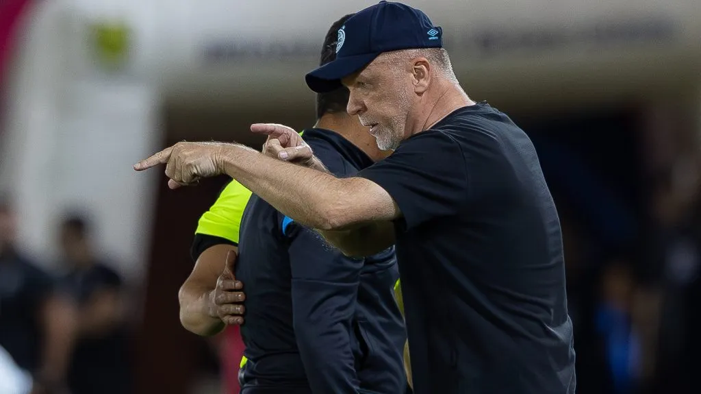 SP – BRAGANCA PAULISTA – 04/10/2025 – BRASILEIRO A 2025, BRAGANTINO X GREMIO – MANO MENEZES tecnico do Gremio durante partida contra o Bragantino no estadio Cicero De Souza Marques pelo campeonato Brasileiro A 2025. Foto: Joisel Amaral/AGIF
