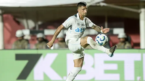 BA - SALVADOR - 27/04/2025 - BRASILEIRO A 2025, VITORIA X GREMIO - Kike Oliveira jogador do Gremio durante partida contra o Vitoria no estadio Barradao pelo campeonato Brasileiro A 2025. Foto: Jhony Pinho/AGIF