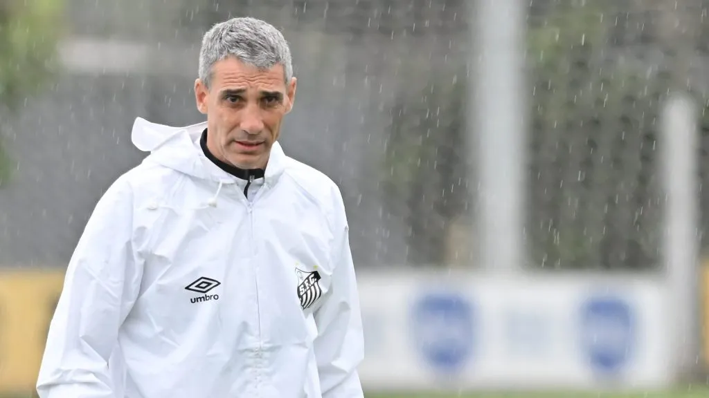 SP – SANTOS – 10/10/2025 – SANTOS, TREINO – Vojvoda tecnico do Santos durante treino no Centro de Treinamento CT Rei Pele.  Foto: Jota Erre/AGIF