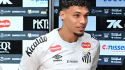 SP - SANTOS - 05/09/2025 - SANTOS, APRESENTACAO VICTOR HUGO - Victor Hugo durante sua apresentacao oficial como jogador do Santos em coletiva de imprensa realizada no Vila Belmiro. Foto: Jota Erre/AGIF