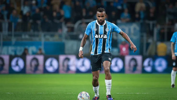 RS - PORTO ALEGRE - 08/07/2025 - RECOPA GAUCHA 2025, GREMIO X SAO JOSE - Alex Santana jogador do Gremio durante partida contra o Sao Jose no estadio Arena do Gremio pelo campeonato Recopa Gaucha 2025. Foto: Maxi Franzoi/AGIF