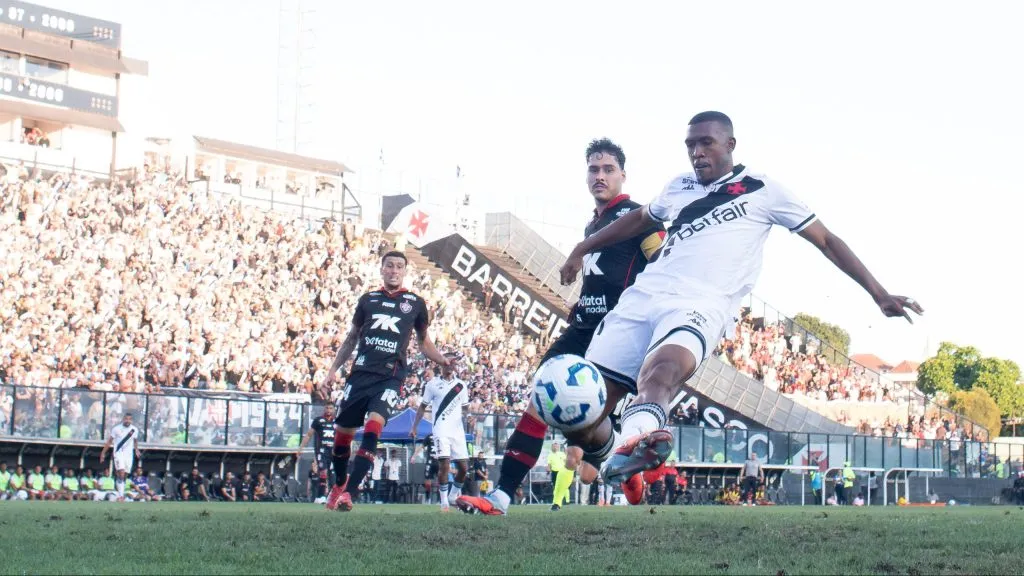 Rayan chuta para marcar seu gol durante partida contra o Vitória  Foto: Jorge Rodrigues/AGIF