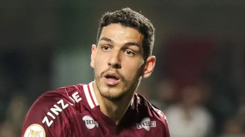 Defensor de 28 anos durante jogo pelo Fluminense.