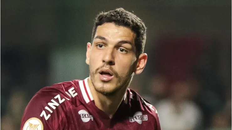 Defensor de 28 anos durante jogo pelo Fluminense.