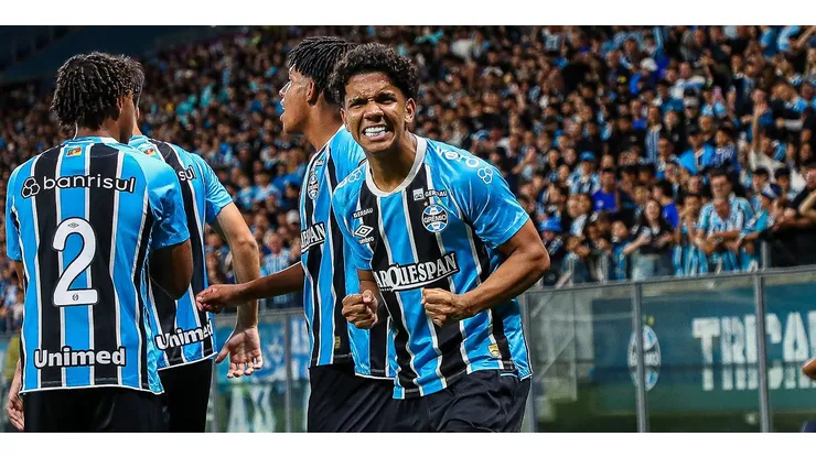 João Borne, meia-atacante do Grêmio em partida pelo Sub-17 (Foto: Angelo Pieretti)