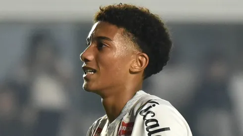 Robinho durante jogo do SFC na Vila Belmiro