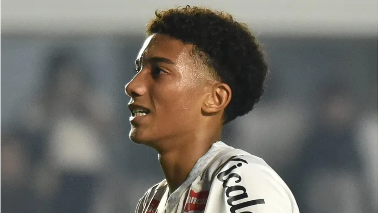 Robinho durante jogo do SFC na Vila Belmiro