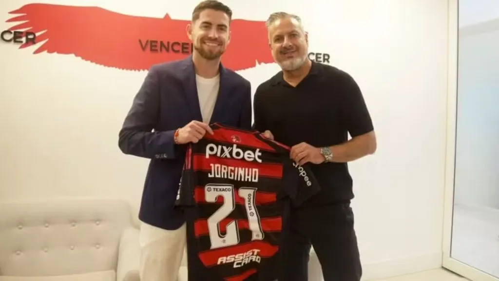 Jorginho ao lado de Marcos Braz sendo apresentado no Flamengo – Foto-Divulgacão/Flamengo