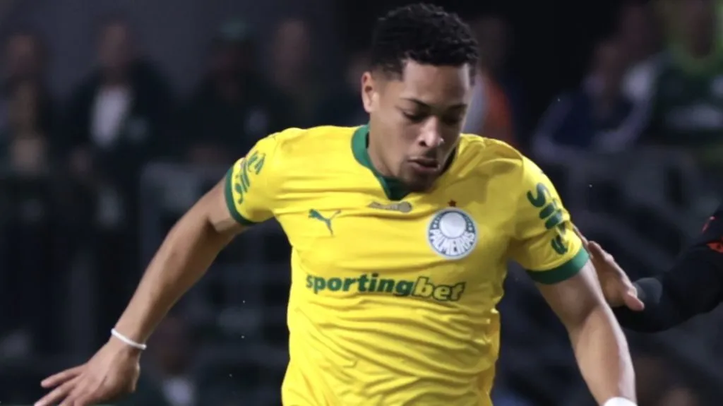 Vitor Roque em ação em Palmeiras x Bragantino. Foto: Marcello Zambrana/AGIF