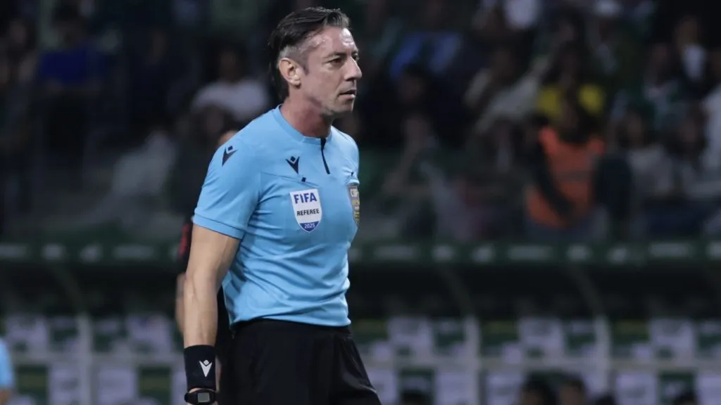 SP – SAO PAULO – 15/10/2025 – BRASILEIRO A 2025, PALMEIRAS X BRAGANTINO – O arbitro Raphael Claus durante partida entre Palmeiras e Bragantino no estadio Arena Allianz Parque pelo campeonato Brasileiro A 2025. Foto: Marcello Zambrana/AGIF
