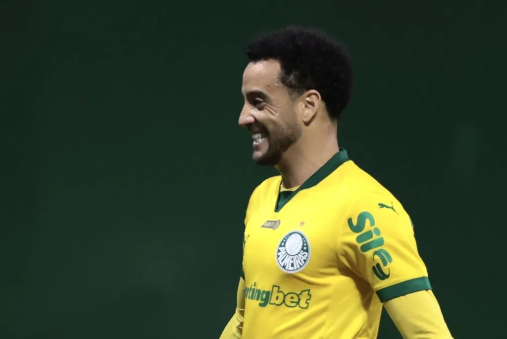 Felipe Anderson comemora gol que fechou a vitória do Palmeiras sobre o Bragantino – Foto: Marcello Zambrana/AGIF