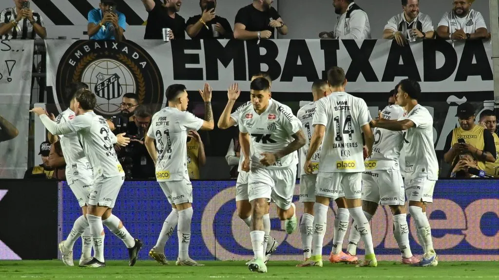 SP – SANTOS – 15/10/2025 – BRASILEIRO A 2025, SANTOS X CORINTHIANS – Ze Rafael jogador do Santos comemora seu gol com jogadores do seu time durante partida contra o Corinthians no estadio Vila Belmiro pelo campeonato Brasileiro A 2025. Foto: Jota Erre/AGIF