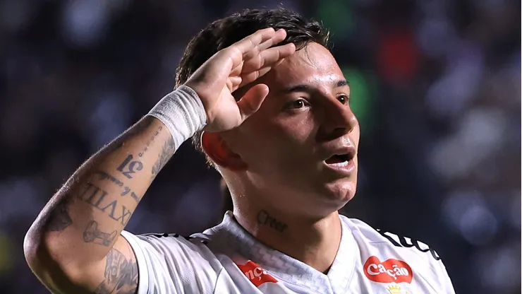 Alvaro Barreal, atacante do Santos em partida pelo campeonato brasileiro (Foto: Buda Mendes/Getty Images)
