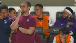 Memphis aparece ao fundo fazendo gracinha com companheiros do banco do Timão - Foto: Reprodução/Ge TV