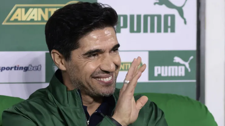 Abel Ferreira, técnico do Palmeiras, durante partida contra o Bragantino no estadio Arena Allianz Parque pelo campeonato Brasileiro A 2025. Foto: Marcello Zambrana/AGIF