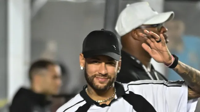 Foto: Jota Erre/AGIF – Neymar sauda a torcida antes do jogo na Vila Belmiro.