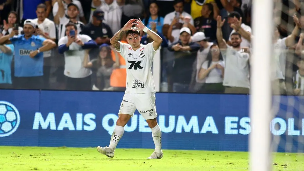 Barreal comemorando o segundo gol santista. Foto: Mauricio De Souza/AGIF