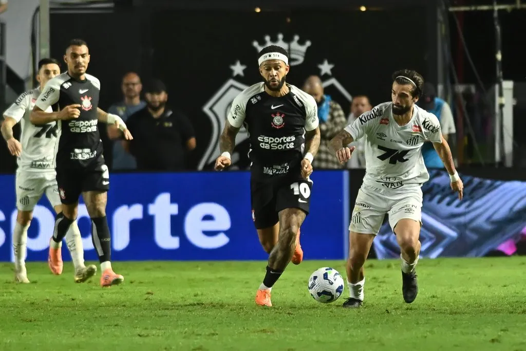 Memphis- Depay jogador do Corinthians durante partida contra o Santos no estádio Vila Belmiro pelo campeonato Brasileiro A 2025. Foto: Jota Erre/AGIF