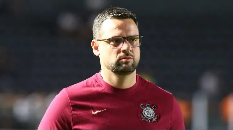 Lucas Silvestre, auxiliar de Dorival no Corinthians