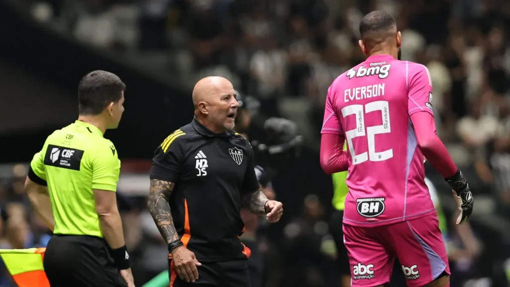 Sampaoli em ação no duelo contra o Cruzeiro – Foto: Gilson Lobo/AGIF