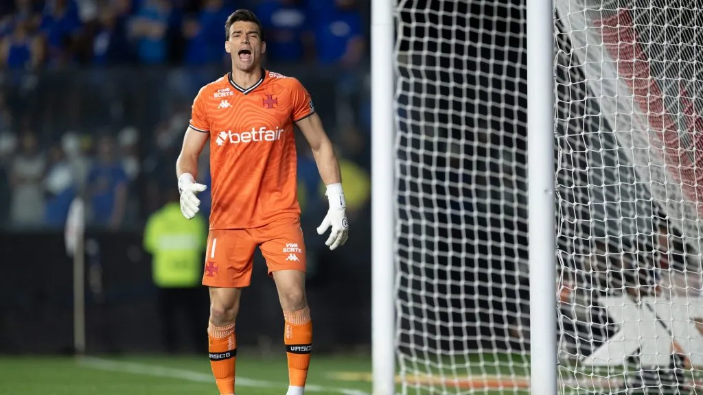 Léo Jardim destacou o trabalho realizado pelo Vasco mesmo com um jogador a menos – Foto: Jorge Rodrigues/AGIF