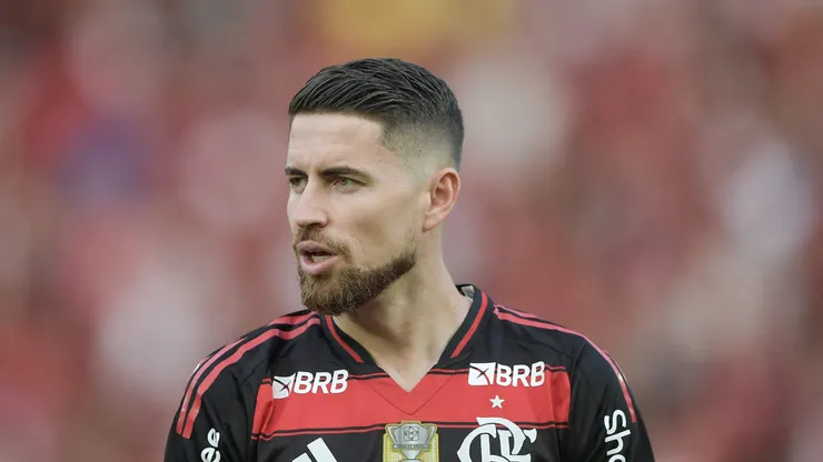RJ - RIO DE JANEIRO - 12/07/2025 - BRASILEIRO A 2025, FLAMENGO X SAO PAULO - Jorginho jogador do Flamengo durante partida contra o Sao Paulo no estadio Maracana pelo campeonato Brasileiro A 2025.