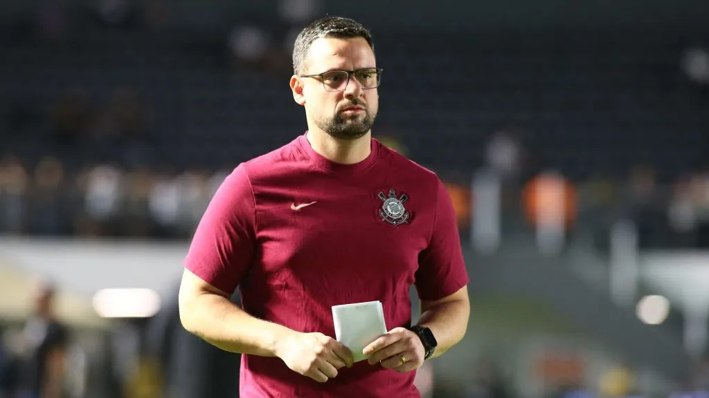 Lucas Silvestre comandou o Timão na Vila e explicou a demora em colocar Memphis e Garro. Foto: Mauricio De Souza/AGIF