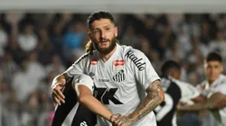 Zé Rafael durante cobrança de escanteio na Vila