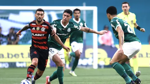 SP - SAO PAULO - 25/05/2025 - BRASILEIRO A 2025, PALMEIRAS X FLAMENGO - Emiliano martinez jogador do Palmeiras disputa lance com De Arrascaeta jogador do Flamengo durante partida no estadio Arena Allianz Parque pelo campeonato Brasileiro A 2025.