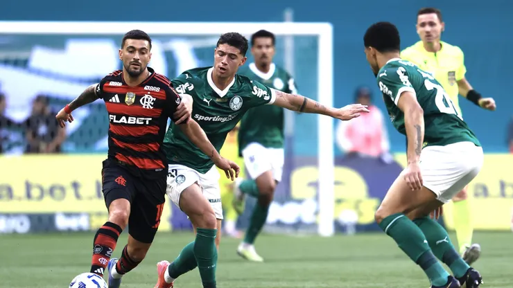 SP - SAO PAULO - 25/05/2025 - BRASILEIRO A 2025, PALMEIRAS X FLAMENGO - Emiliano martinez jogador do Palmeiras disputa lance com De Arrascaeta jogador do Flamengo durante partida no estadio Arena Allianz Parque pelo campeonato Brasileiro A 2025.