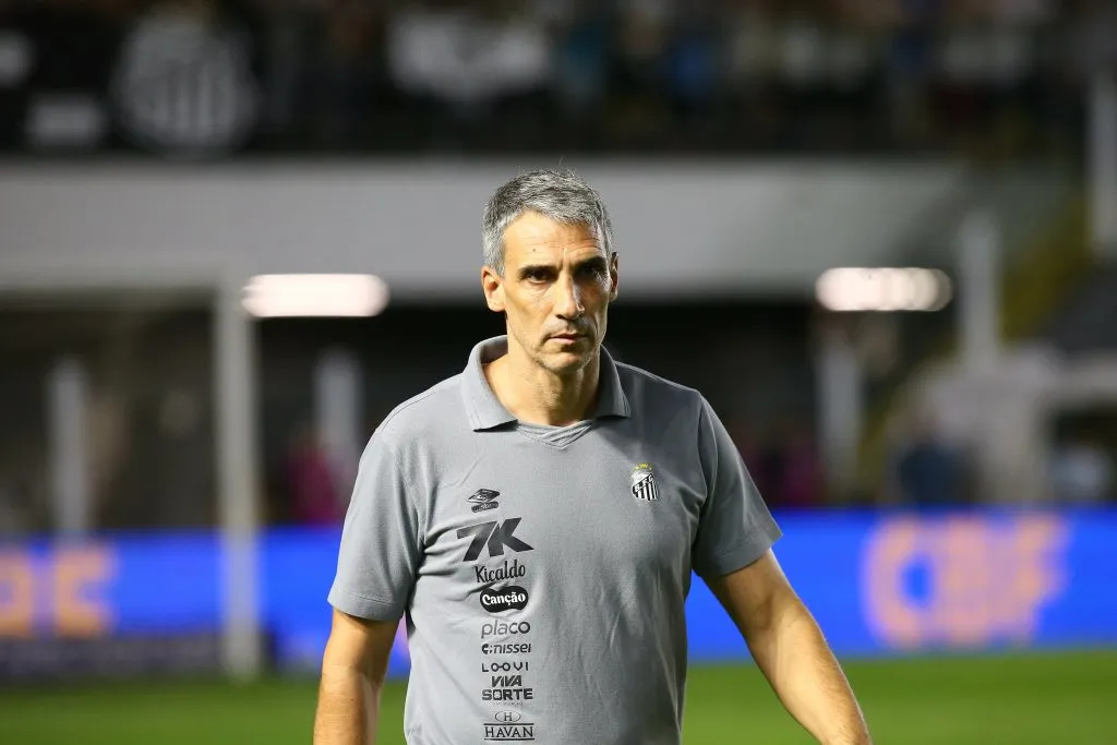 SP – SANTOS – 15/10/2025 – BRASILEIRO A 2025, SANTOS X CORINTHIANS – Juan Pablo Vojvoda tecnico do Santos durante partida contra o Corinthians no estadio Vila Belmiro pelo campeonato Brasileiro A 2025. Foto: Mauricio De Souza/AGIF