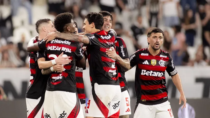 Elenco do Flamengo comemorando vitória no RJ