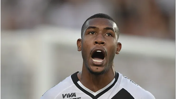 RJ - RIO DE JANEIRO - 05/10/2025 - BRASILEIRO A 2025, VASCO X VITORIA - Rayan jogador do Vasco comemora seu gol durante partida contra o Vitoria no estadio Sao Januario pelo campeonato Brasileiro A 2025.