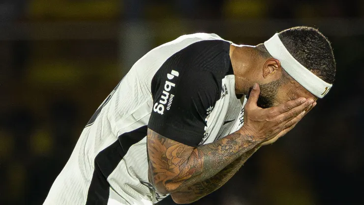 Corinthians pretende conversar com Memphis após reação durante derrota na Vila Belmiro, diz site — Foto Joisel AmaralAGIF